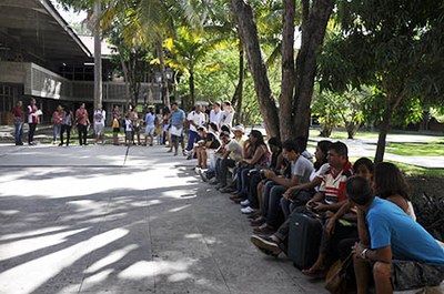 Estudantes esperam o início da pré-matrícula | nothing