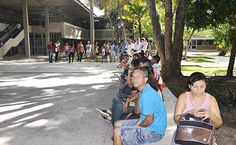 Fila para a pré-matrícula na Reitoria começou logo cedo
