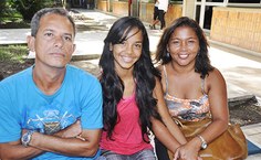 Indira entre os pais, Creusa e Evandro