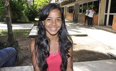 Indira está muito feliz por ter sido aprovada em primeiro lugar, nas cotas, em Psicologia