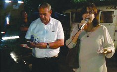 Stela Lameiras recebe os troféus de Carlito Lima