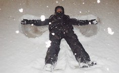 Carlos em momento de lazer, fazendo o  snow angel