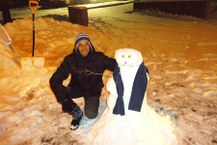 Leandro em momento de lazer fazendo boneco de neve