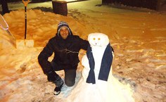 Leandro em momento de lazer fazendo boneco de neve
