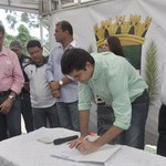 Prefeito assina ordem de serviço para pavimentar via paralela à Ufal