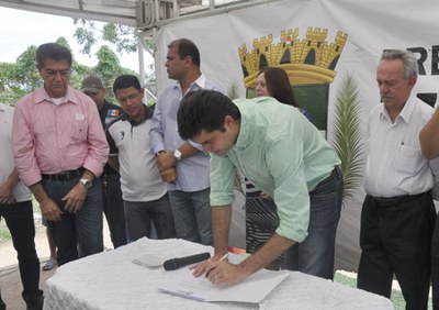 Prefeito Rui Palmeira assinata ordem de serviço