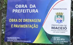 Placa fixada no local onde será feita a obra