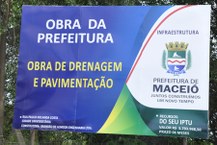 Placa fixada no local onde será feita a obra