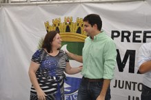 Vice-reitora Rachel Rocha cumprimenta o prefeito Rui Palmeira