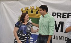 Vice-reitora Rachel Rocha cumprimenta o prefeito Rui Palmeira