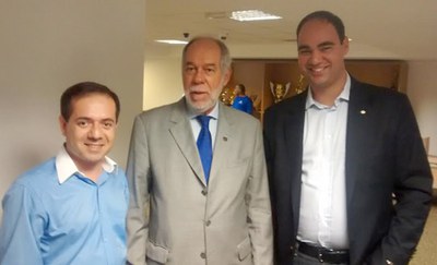 Fernando Pimentel, professor Jorge Guimarães, presidente da Capes, e Marcello Ferreira, coordenador-geral de Articulação da DED/Capes | nothing