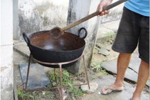 colher de pau e tacho de cobre para fazer os doces