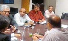 Reitor Sérgio Teixeira recebe o reitor Eurico Lôbo, o pró-reitor de Graduação, Amauri Barros, e os coordenadores da Cied, Luiz Paulo Mercado e Fernando Pimentel