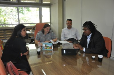 Vice-reitora Rachel Rocha, Valmir Pedrosa e representantes da Fundação Cultural Palmares durante reunião