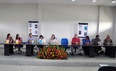 Vice - reitora Rachel Rocha conduz a solenidade de lançamento das opito obras