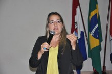 A coordenadora do curso, Lavínia Cavalcanti, falou sobre a necessidade de humanizar os processos jurídicos