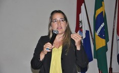 A coordenadora do curso, Lavínia Cavalcanti, falou sobre a necessidade de humanizar os processos jurídicos