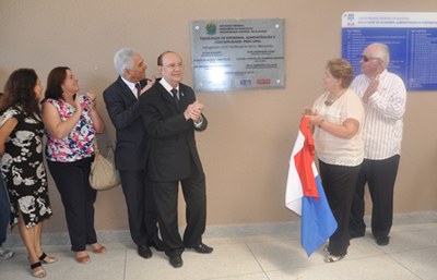 Descerramento da placa marca oficialmente a entrega do prédio da Feac