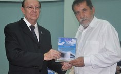 O diretor Luiz Antonio presta homenagem ao servidor técnico José Ulisses Filho pelo empemho e dedicação dedicados à Feac