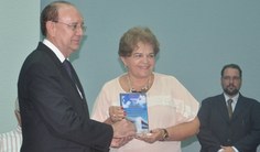 Reitora honorária Ana Dayse recebe homenagem do diretor Luiz Antonio