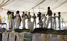 Grupo de capoeira se apresenta no Dia da Cultura Camponesa