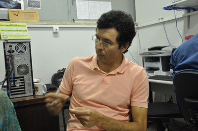Professor Humberto Barbosa a frente dos estudos científicos do Laboratório Lapis | nothing