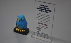 A corujinha azul é a mascote da empresa. Ao lado, placa do I Prêmio Alagoano Empreendedor Inovador