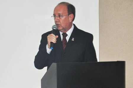 O  professor Luiz Antônio, da Feac representou os diretores que deixaram o cargo e enalteceu a interiorização da Ufal