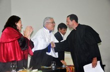 Reitor Eurico Lôbo cumprimenta João Xavier que fez discurso representando os demais diretores destacando o avanço da Ufal na graduação e pós-graduação