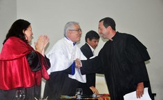 Reitor Eurico Lôbo cumprimenta João Xavier que fez discurso representando os demais diretores destacando o avanço da Ufal na graduação e pós-graduação