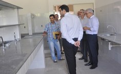 Diretor Luciano Barbosa mostra instalações de laboratórios do novo prédio das engenharias, no Centro de Tecnologia
