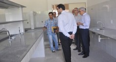 Diretor Luciano Barbosa mostra instalações de laboratórios do novo prédio das engenharias, no Centro de Tecnologia
