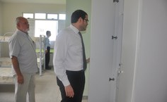 Pró-reitor Pedro Nelson e o secretário Jorge Messias, conferindo os armários dos quartos