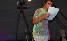 O estudante Iago Macêdo deixou de lado qualquer nervosismo e subiu ao palco: "só pude enxergar as palavras e transmiti-las para o público."