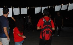 Comunidade acadêmica lendo os poemas