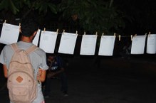 Durante o ato, estudantes participaram lendo os poemas no varal