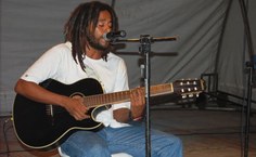 O músico Luiz de Assis trouxe um repertório de canções autorais e clássicos marcados pelo espírito de protesto