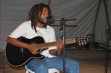 O músico Luiz de Assis trouxe um repertório de canções autorais e clássicos marcados pelo espírito de protesto