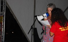 A professora Rita Namé, diretora da Escola Técnica de Artes, subiu ao palco