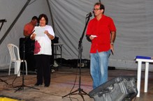 A professora Ruth Vasconcelos também subiu ao palco: "eu recitei, não tenho muita prática, mas fui e fiquei muito feliz"