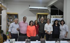 A diretora da Edufal, Stela Lameiras, posa com os autores dos livros