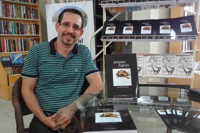 Poeta alagoano Adriano Nunes está publicando seu segundo livro, Antípodas Tropicais | nothing