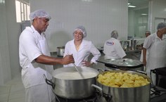 Milena Castro supervisiona o preparo das refeições