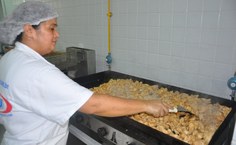 O cardápio dessa segunda teve strogonoff de frango