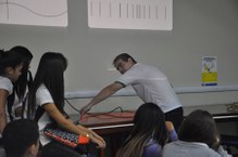 No estande Física da Música os alunos aprenderam sobre ondas sonoras