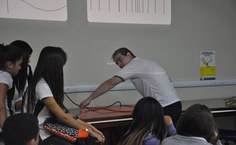 No estande Física da Música os alunos aprenderam sobre ondas sonoras