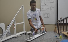 O Barato da Física levou experimentos que podem ser feitos com material de baixo custo