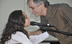 Fernanda Guimarães recebendo os cumprimentos de Antonio Cícero Lima