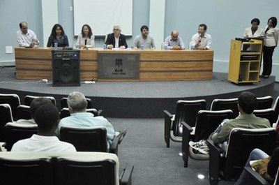 O reitor Eurico Lôbo coordena a mesa de abertura do evento