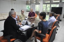 Professores Euzébio Goulart e Edson Bento, do IQB, e o assessor de Intercâmbio Internacional, Niraldo de Farias, participam da reunião